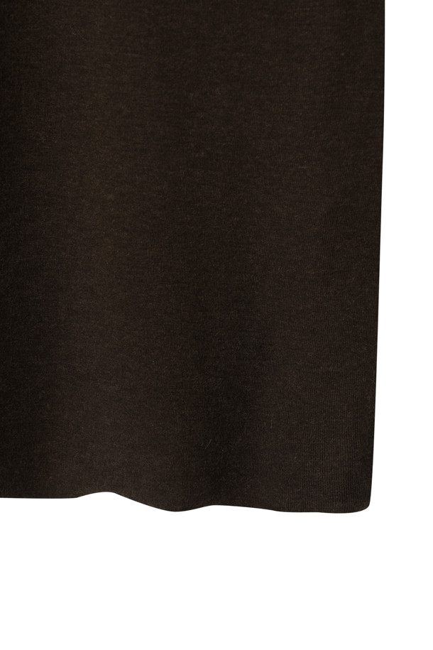 부드러운 촉감의 베이스 레이어 터틀넥 (브라운)입니다. 라이오셀, 울, 폴리우레탄 혼방 소재로 제작되어 얇지만 뛰어난 보온성을 제공합니다. 겨울철 데일리룩 또는 집콕룩에 활용하기 좋으며, 미니멀, 클래식, 캐주얼 등 다양한 스타일 연출에 용이합니다. 레귤러핏으로 편안하게 착용 가능하며, 레이어드하여 더욱 따뜻하게 입을 수 있습니다.
