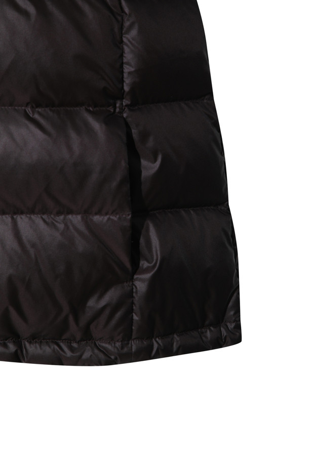 캐시미어 점퍼 (브라운)는 여성 고객을 위한 아우터 점퍼입니다. 가을과 겨울, 일상과 출근, 모임 자리에서 고급스러우면서도 클래식한 스타일을 연출할 수 있습니다. 부드러운 촉감의 캐시미어와 나일론 혼방 소재로 제작되었으며, 두꺼운 두께감으로 보온성을 높였습니다. 프랑스산 안감과 후드 및 밑단 스토퍼, 구스다운 충전재(솜털 80%, 깃털 20%)는 뛰어난 기능성을 제공합니다. 긴 소매, 레귤러핏에 집업 방식으로 편안하게 착용할 수 있습니다.
