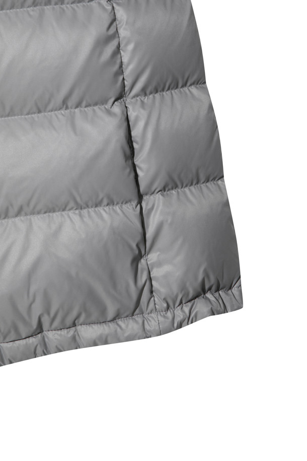 라이트 그레이 컬러의 캐시미어 점퍼는 여성 고객을 위한 겨울철 필수 아이템입니다. 미니멀하고 클래식한 스타일로, 출근룩과 모임룩에 모두 잘 어울립니다. 부드러운 촉감의 캐시미어, 나일론 혼방 소재에 두꺼운 두께감으로 따뜻함을 선사하며, 긴 소매와 레귤러핏으로 편안한 착용감을 제공합니다. 후드와 밑단 스토퍼 조절이 가능하며, 구스다운 충전재(솜털 80%, 깃털 20%)와 나일론 안감으로 보온성을 높였습니다. 
