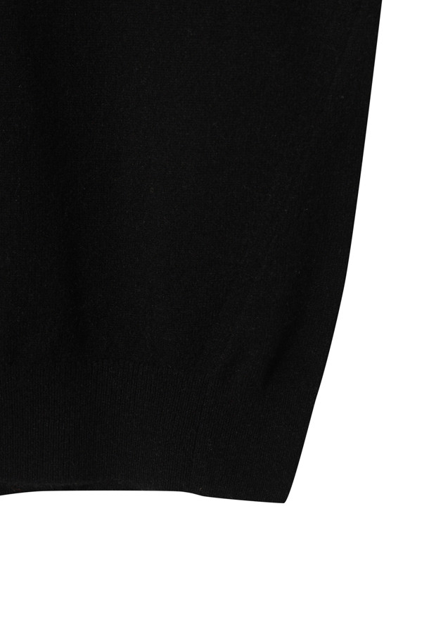 몽골산 캐시미어 100% 소재의 클래식 라운드 스웨터 (블랙)입니다. 부드러운 촉감과 가벼운 무게감이 특징이며, 높은 보온성을 제공하여 겨울철 따뜻하게 착용할 수 있습니다. 레귤러 핏에 라운드넥 디자인으로, 오피스룩, 출근룩, 모임룩 등 다양한 TPO에 활용 가능합니다. 앞 단 사선 스티치와 립조직 소매단 디테일이 돋보이며, 미니멀하고 세련된 스타일을 연출합니다. 베이직한 디자인으로 유행을 타지 않고 오랫동안 즐겨 입을 수 있는 아이템입니다.
