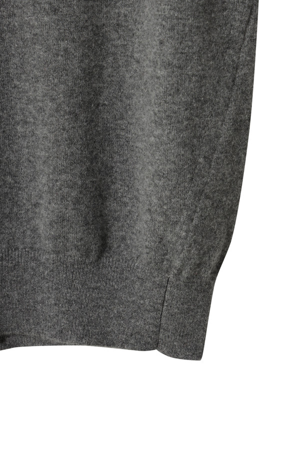 클래식 라운드 스웨터 (그레이)는 부드러운 촉감과 뛰어난 보온성을 자랑하는 여성용 겨울 스웨터입니다. 몽골산 캐시미어 100% 소재로 제작되어 고급스러운 착용감을 선사하며, 레귤러 핏과 라운드넥 디자인으로 클래식하고 베이직한 스타일을 연출합니다. 앞단 사선 스티치와 립조직 소매단 디테일이 돋보이며, 가벼운 무게감으로 편안하게 착용할 수 있습니다. 오피스룩과 출근룩에 잘 어울리는 미니멀한 디자인으로, 다양한 스타일링에 활용하기 좋습니다.
