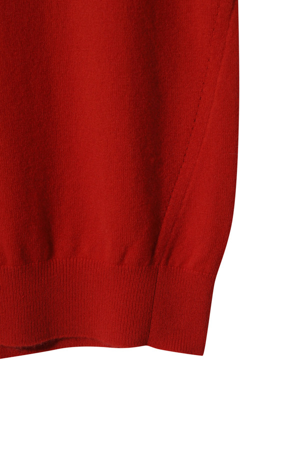 클래식 라운드 스웨터(레드)는 몽골산 캐시미어 100%로 제작되어 부드러운 촉감과 뛰어난 보온성을 자랑합니다. 라운드넥과 긴 소매, 레귤러핏으로 디자인되어 클래식하고 미니멀한 스타일을 연출하며, 일상 및 출근룩, 모임룩에 모두 잘 어울립니다. 크롭 기장에 앞단 사선 스티치 디테일이 돋보이며, 립조직 소매단으로 포인트를 더했습니다. 가벼운 무게감으로 편안하게 착용 가능하며, 겨울철 따뜻함을 선사합니다.
