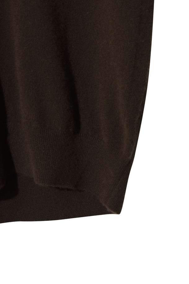 **클래식 브이넥 스웨터 (브라운)**

몽골산 캐시미어 100% 소재로 제작되어 부드러운 촉감과 가벼운 착용감을 선사하는 브라운 컬러의 여성용 브이넥 스웨터입니다. 가을, 겨울 시즌에 어울리는 레귤러 핏의 긴소매 디자인으로, 클래식하고 베이직한 스타일을 연출합니다. 얇은 두께감으로 다양한 이너와 레이어드하여, 출근룩, 오피스룩, 모임룩 등 폭넓은 TPO에 활용 가능합니다. 미니멀한 디자인으로 유행을 타지 않아 오랫동안 즐겨 입을 수 있으며, 캐시미어 특유의 고급스러운 분위기를 더합니다.
