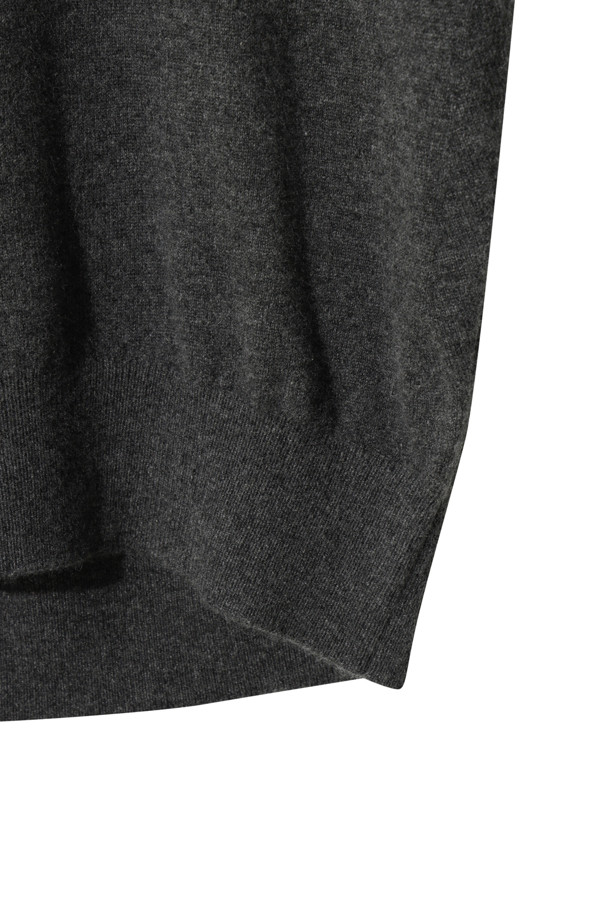 클래식 브이넥 스웨터 (그레이)는 몽골산 캐시미어 100% 소재로 제작되어 부드러운 촉감과 가벼운 착용감을 선사합니다. 가을과 겨울, 일상에서 활용하기 좋은 베이직하고 클래식한 디자인으로, 레귤러핏과 긴 소매 기장으로 편안함을 더했습니다. 얇은 두께감으로 레이어드하여 다양한 스타일을 연출할 수 있으며, 출근룩, 비즈니스 캐주얼, 모임룩 등 TPO에 맞춰 활용 가능합니다. 차콜, 브라운 컬러도 준비되어 있습니다.
