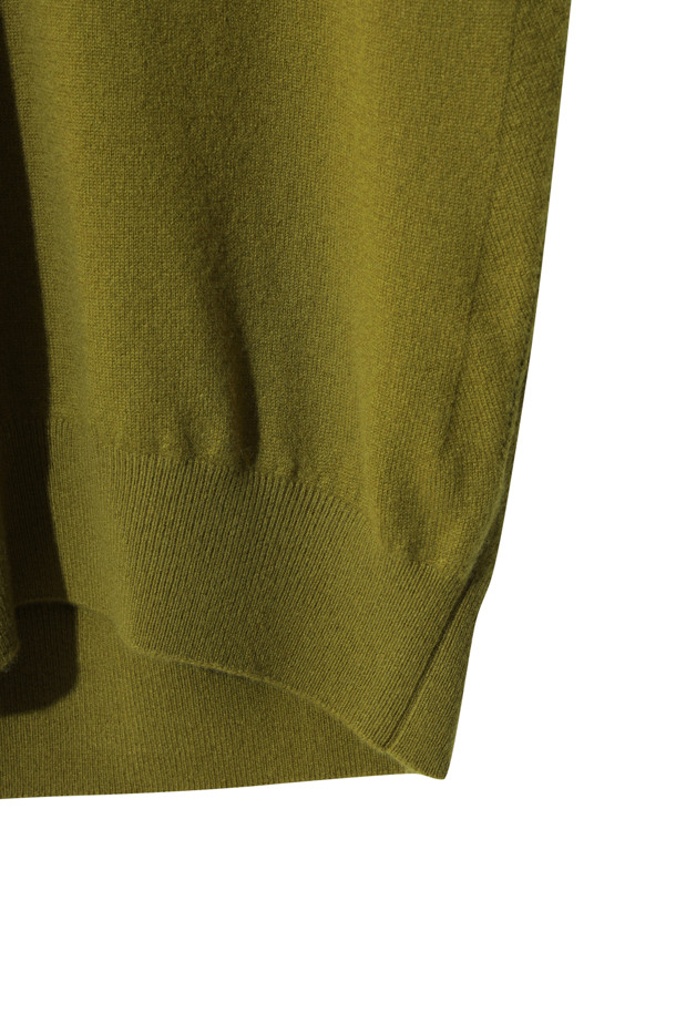 올리브 색상의 클래식 브이넥 스웨터는 가을과 겨울, 당신의 일상과 오피스룩에 우아함을 더해줄 여성 니트입니다. 몽골산 캐시미어 100% 소재로 제작되어 부드러운 촉감과 뛰어난 보온성을 자랑하며, 가벼운 무게감으로 편안한 착용감을 선사합니다. 레귤러핏 디자인과 긴 소매, 무지 패턴이 어우러져 클래식하고 미니멀한 스타일을 연출하며, 레이어드하여 다양한 스타일을 소화할 수 있습니다. 출근룩, 모임룩 등 다양한 TPO에 활용 가능하며, 얇은 두께감으로 간절기에도 부담 없이 즐길 수 있습니다.
