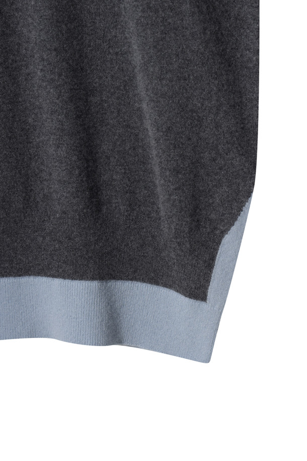 세련된 감각을 더하는 투톤 폴로 스웨터 (Grey)입니다. 몽골산 캐시미어 100% 소재로 제작되어 부드러운 촉감과 뛰어난 보온성을 자랑합니다. 차분한 그레이와 블루 컬러의 조화가 돋보이며, 클래식하고 미니멀한 스타일을 연출합니다. 폴로넥 디자인과 자개 단추 디테일이 고급스러움을 더하며, 레귤러핏으로 편안하게 착용할 수 있습니다. 오피스룩, 출근룩, 모임룩 등 다양한 TPO에 활용하여 세련된 스타일을 완성해 보세요.
