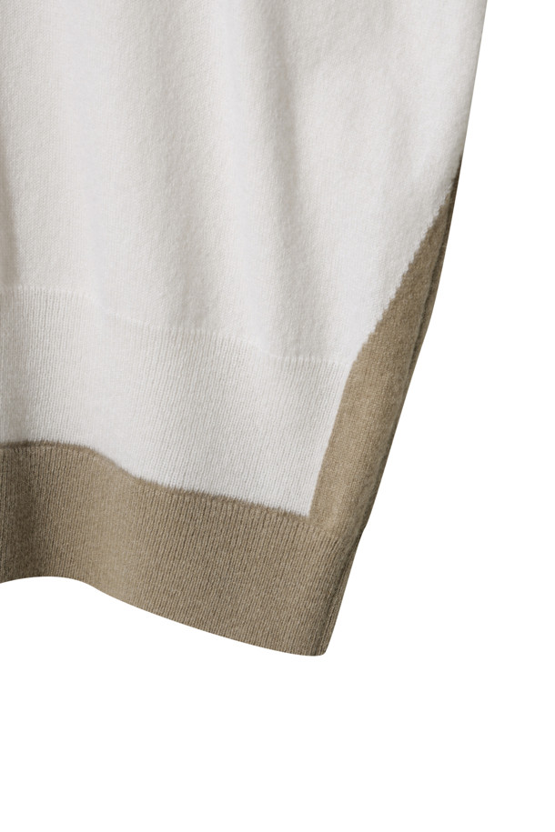 아이보리 투톤 폴로 스웨터는 출근룩과 모임룩에 모두 잘 어울리는 여성 니트입니다. 몽골산 캐시미어 100% 소재로 제작되어 부드러운 촉감과 뛰어난 보온성을 자랑하며, 가을과 겨울에 따뜻하게 착용할 수 있습니다. 베이직하면서도 클래식한 무드를 연출하는 레귤러 핏 디자인에 배색 패턴과 긴소매, 자개 단추 디테일이 더해져 고급스러움을 더했습니다. 두꺼운 두께감으로 포근함을 선사하며, 미니멀하고 세련된 스타일을 완성합니다.
