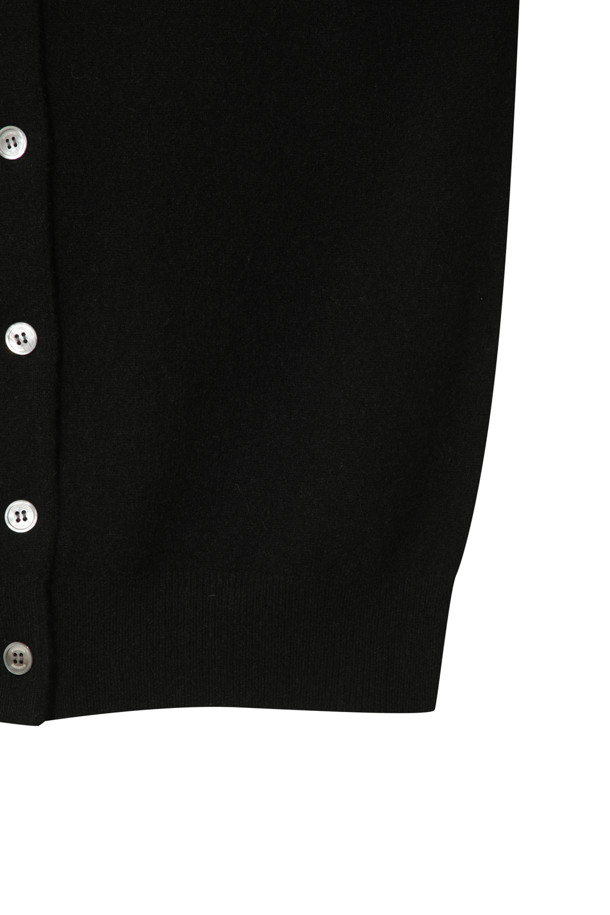 몽골산 캐시미어 100% 소재의 클래식 버튼 가디건(블랙)입니다. 가을과 겨울, 일상에서 착용하기 좋으며, 레귤러 핏과 라운드넥 디자인으로 어떤 스타일에도 잘 어울립니다. 얇은 두께감으로 부드러운 촉감을 선사하며, 보온성을 유지해 줍니다. 출근룩, 오피스룩, 모임룩 등 다양한 TPO에 활용 가능하며, 미니멀하고 시크한 스타일을 연출하기 좋습니다. 소매는 긴 소매이며, 휴대성이 높아 실용적입니다.
