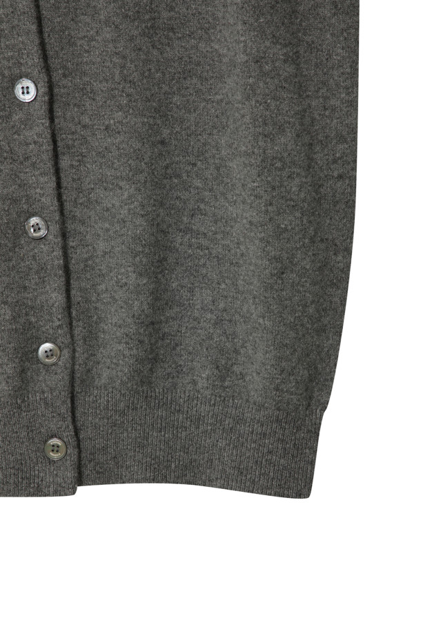 몽골산 캐시미어 100% 소재의 클래식 버튼 가디건입니다. 가볍고 부드러운 촉감으로 가을, 겨울철 따뜻하게 착용할 수 있으며, 일상, 오피스룩, 출근룩, 모임룩 등 다양한 TPO에 활용 가능합니다. 레귤러핏 디자인에 라운드넥으로 제작되었으며, 베이직하고 미니멀한 스타일을 연출합니다. 얇은 두께로 제작되어 휴대성이 높으며, 라운드 스웨터와 셋업으로도 코디할 수 있습니다.
