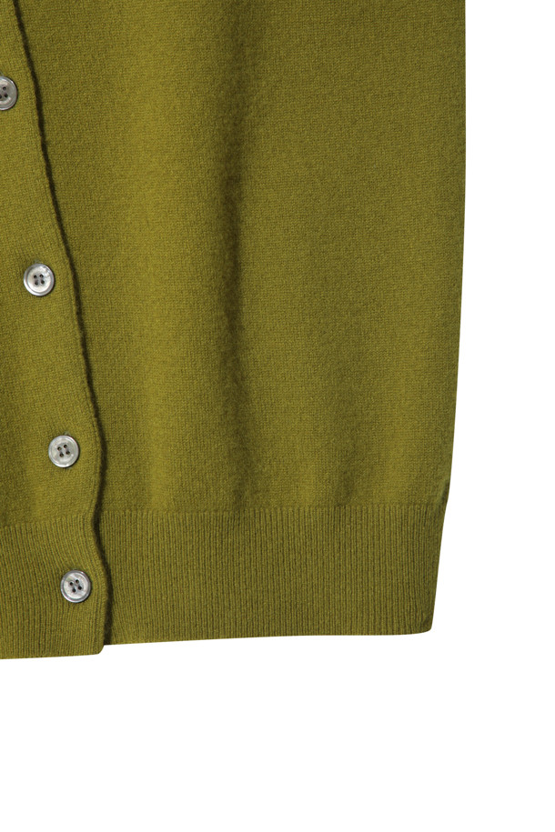 올리브 색상의 클래식 버튼 가디건입니다. 몽골산 캐시미어 100% 소재로 제작되어 부드러운 촉감을 선사하며, 가을과 겨울에 따뜻하게 착용할 수 있습니다. 레귤러 핏에 라운드넥 디자인으로, 일상, 출근룩, 오피스룩 등 다양한 TPO에 활용 가능합니다. 기본에 충실한 베이직하고 클래식한 스타일로, 라운드 스웨터와 셋업하여 연출할 수 있습니다. 얇은 두께로 휴대성이 높습니다.
