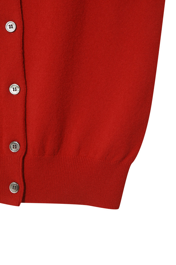[Re-order] 클래식 버튼 가디건 (레드)는 몽골산 캐시미어 100% 소재로 제작되어 부드러운 촉감을 자랑하며, 가을과 겨울에 따뜻하게 착용할 수 있습니다. 라운드넥 디자인에 레귤러핏으로 제작되어 베이직하고 클래식한 스타일을 연출하며, 버튼 여밈 방식으로 간편하게 착용 가능합니다. 얇은 두께감으로 휴대성이 뛰어나며, 다양한 이너와 레이어드하여 오피스룩, 출근룩, 모임룩 등 TPO에 맞춰 활용할 수 있습니다. 라운드 스웨터와 셋업으로도 연출하여 미니멀한 스타일을 완성할 수 있습니다.
