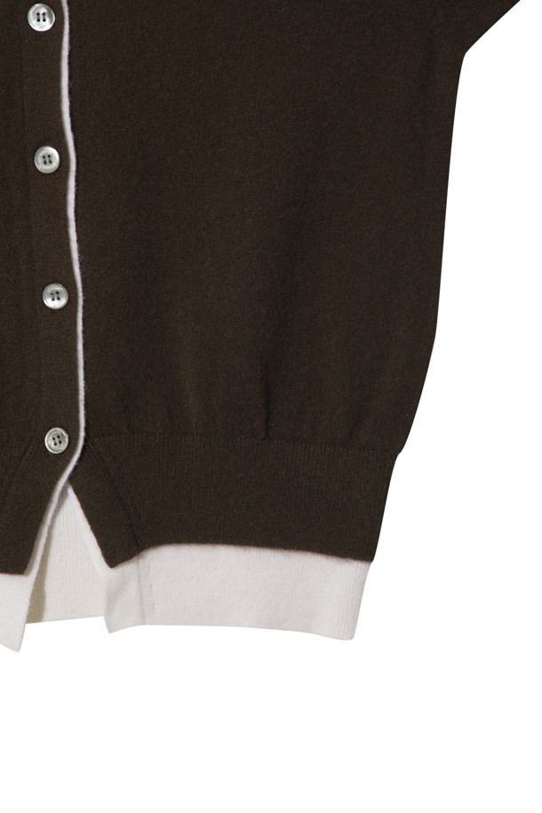 세련된 투톤 배색이 돋보이는 브라운 컬러의 여성 캐시미어 가디건입니다. 몽골산 캐시미어 100% 소재로 제작되어 부드러운 촉감과 뛰어난 보온성을 자랑합니다. V넥 라인과 밑단에 화이트 배색 포인트를 주어 클래식하면서도 세련된 무드를 연출합니다. 레귤러 핏에 얇은 두께감으로 간절기부터 겨울까지 다양하게 활용 가능하며, 버튼 여밈으로 간편하게 착용할 수 있습니다. 데이트룩, 출근룩, 모임룩 등 어떤 TPO에도 잘 어울리는 미니멀 스타일의 가디건입니다.
