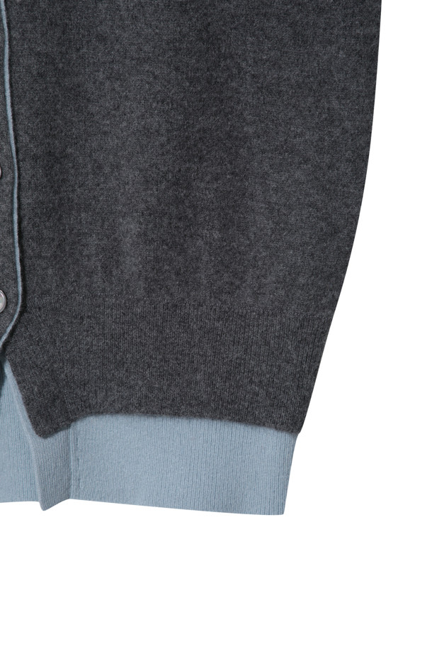 **투톤 가디건 (그레이)**는 부드러운 촉감의 몽골산 캐시미어 100% 소재로 제작되어 가을과 겨울, 따뜻하고 포근하게 착용하기 좋습니다. 미니멀하고 베이직한 디자인으로 출근룩, 모임룩 등 다양한 TPO에 활용할 수 있으며, 레귤러 핏과 긴소매 기장으로 어떤 스타일에도 잘 어울립니다. 넥라인과 밑단의 투톤 컬러 배색이 은은한 포인트를 더하며, 얇은 두께감으로 레이어드하여 더욱 다채로운 스타일링을 연출할 수 있습니다. 가벼운 무게감으로 편안하게 착용 가능하며, 부드러운 캐시미어 소재가 고급스러운 분위기를 선사합니다.
