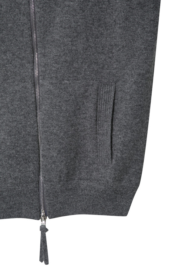몽골산 캐시미어 100%로 제작되어 부드러운 촉감이 특징인 후드 카디건 (그레이)입니다. 긴 소매와 레귤러 핏으로 편안한 착용감을 선사하며, 두꺼운 두께감으로 가을, 겨울철 보온성을 높였습니다. 넉넉한 후드 크기와 소매단 하찌조직 포인트 디테일이 돋보이며, 브랜드 로고가 각인된 지퍼로 고급스러움을 더했습니다. 집콕룩, 산책룩, 출근룩 등 다양한 TPO에 캐주얼, 미니멀, 클래식 스타일로 활용하기 좋습니다.
