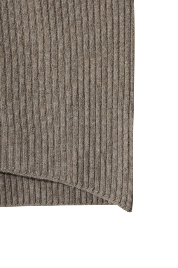 베이지 색상의 청키 스웨터입니다. 캐시미어와 울 혼방 소재로 제작되어 부드럽고 포근한 착용감을 선사합니다. 롱 기장의 루즈핏으로 편안하게 착용 가능하며, 와이드 소매단과 앞뒤 기장 차이, 둥근 밑단으로 포인트를 더했습니다. 케이블 패턴이 돋보이며, 라운드넥과 긴 소매 디자인으로 가을, 겨울철 데일리룩과 집콕룩, 미니멀, 캐주얼, 클래식 스타일 모두 소화 가능합니다. 체형 커버에도 효과적입니다.