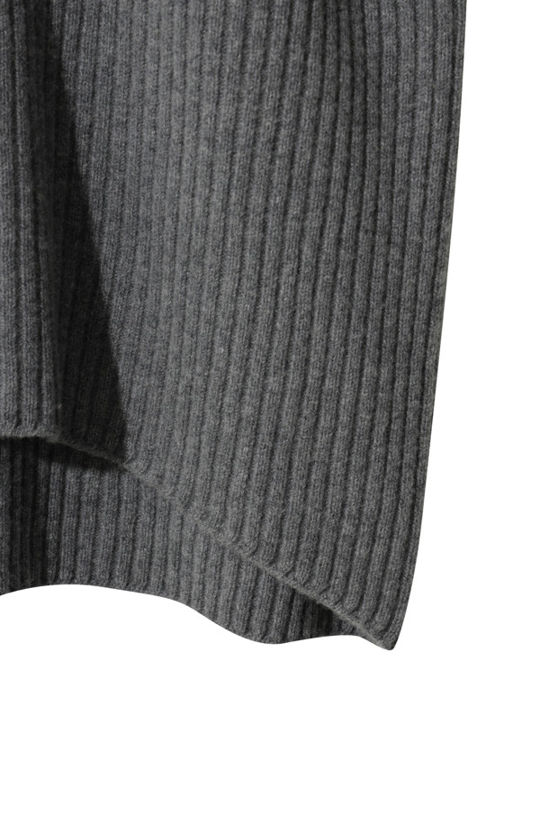 캐시미어와 양모 혼방으로 제작되어 부드러운 촉감을 자랑하는 그레이 컬러의 청키 스웨터입니다. 
라운드넥 디자인에 루즈핏으로 편안하게 착용 가능하며, 가을 겨울 시즌 데일리룩, 집콕룩, 카페룩 등 다양한 TPO에 활용하기 좋습니다. 
케이블 패턴과 와이드한 소매단, 둥근 밑단이 특징이며, 앞뒤 기장 차이로 포인트를 더했습니다. 
두꺼운 두께감으로 따뜻함을 유지하며, 베이직하면서도 캐주얼하고 클래식한 스타일을 연출합니다. 
긴 소매 기장으로 포근함을 더해 겨울철 필수 아이템으로 활용하기 좋습니다.