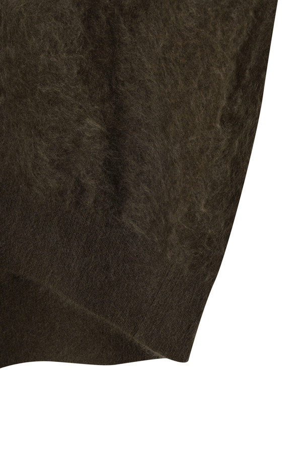 부드러운 촉감의 헤어리 캐시미어 스웨터 (브라운)입니다. 두꺼운 두께감으로 가을, 겨울 시즌 따뜻하게 착용할 수 있으며, 루즈핏과 브이넥 디자인으로 편안하면서도 세련된 스타일을 연출합니다. 베이직한 무드의 무지 디자인은 클래식, 미니멀, 캐주얼 등 다양한 스타일과 쉽게 매치할 수 있습니다. 브러싱 처리와 기모감으로 풍성한 텍스처를 더해 포근한 느낌을 선사하며, 겨울 데일리룩, 집콕룩, 카페룩 등 폭넓게 활용할 수 있습니다. 긴 소매 기장의 여성 니트/스웨터입니다.
