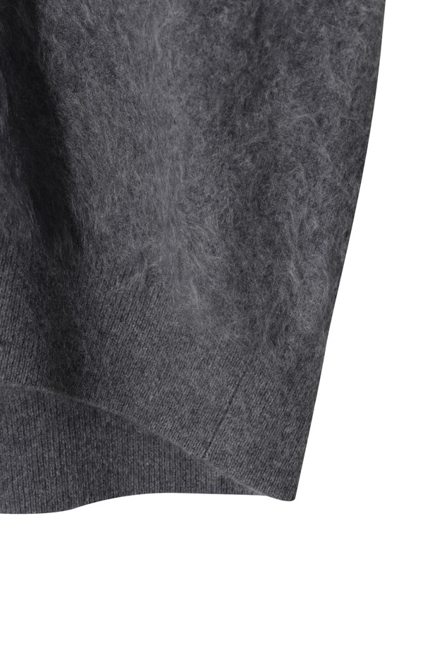 다크 그레이 컬러의 헤어리 캐시미어 스웨터입니다. 브러싱 처리된 텍스처로 고급스러운 외관과 부드러운 촉감을 선사하며, 두꺼운 두께감으로 겨울철에도 따뜻하게 착용 가능합니다. 루즈핏과 브이넥 디자인으로 편안하면서도 세련된 스타일을 연출하며, 베이직하고 클래식한 무드로 다양한 룩에 활용하기 좋습니다. 캐시미어 소재 특유의 포근함과 기모감으로 민감한 피부에도 자극 없이 데일리룩, 모임룩, 카페룩 등 다방면으로 활용 가능합니다.

