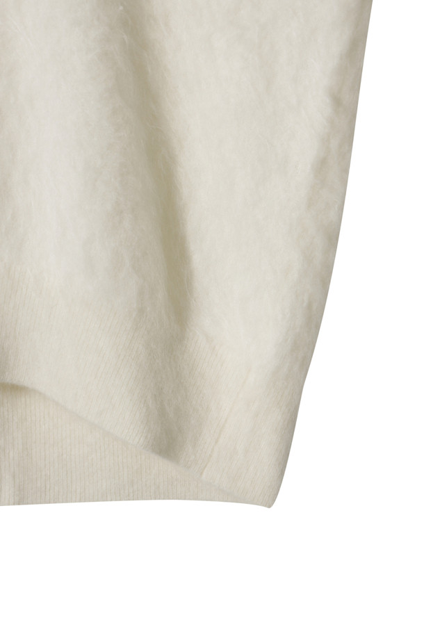 아이보리 컬러의 헤어리 캐시미어 스웨터입니다. 부드러운 촉감의 캐시미어 소재와 브러싱 처리, 기모감으로 포근하고 풍성한 텍스처를 선사합니다. 여유로운 핏과 브이넥 디자인으로 편안하면서도 세련된 스타일을 연출할 수 있습니다. 가을, 겨울 시즌에 어울리는 두꺼운 두께감과 긴 소매 기장으로 따뜻하게 착용 가능하며, 출근룩과 모임룩, 클래식, 미니멀 스타일 모두 소화 가능한 베이직 아이템입니다.
