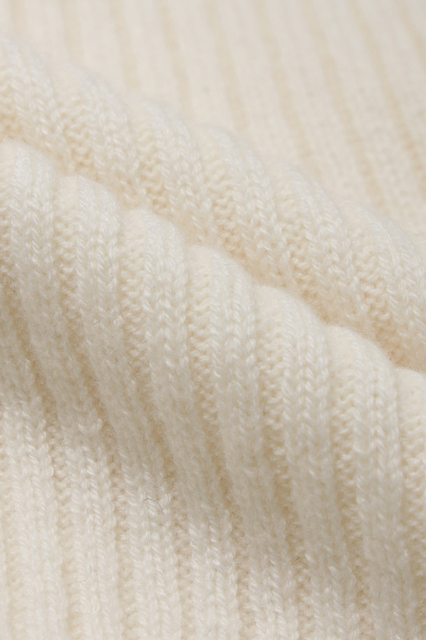 아이보리 와이드 슬리브 볼레로입니다. 캐시미어와 울 혼방 소재로 제작되어 부드러운 촉감과 따뜻함을 선사하며, 가을, 겨울 시즌에 착용하기 좋습니다. 라운드넥에 루즈핏 디자인으로 편안하면서도 엘레강스한 무드를 연출합니다. 와이드 슬리브와 사선 디테일이 돋보이며, 크롭 기장으로 다양한 스타일링에 활용할 수 있습니다. 데이트룩, 모임룩, 출근룩 등 TPO에 맞춰 클래식, 미니멀, 시크한 스타일을 연출해보세요.
