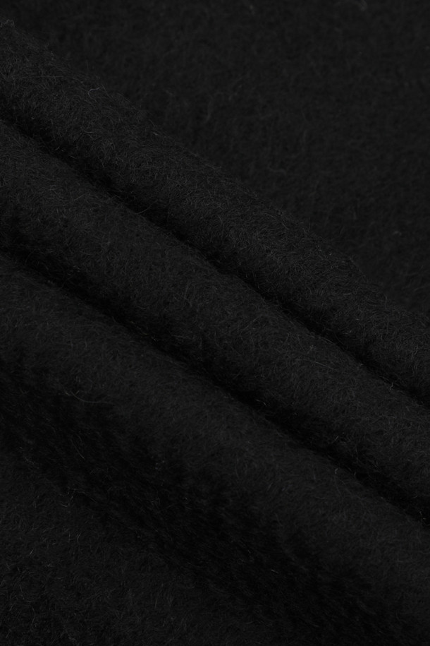 캐시미어 클래식 머플러 (블랙)는 겨울철 데일리룩에 완벽한 부드러움을 선사합니다. 남녀 모두 착용 가능하며, 얇은 두께와 지블링 가공으로 섬세한 촉감을 자랑합니다. 164cm 길이의 무지 디자인에 프린지 장식으로 클래식하고 모던한 스타일을 연출합니다. 보온 기능에 충실하여 추운 날씨에도 따뜻하게 사용할 수 있습니다. 부드러운 캐시미어 소재는 고급스러운 분위기를 더합니다.
