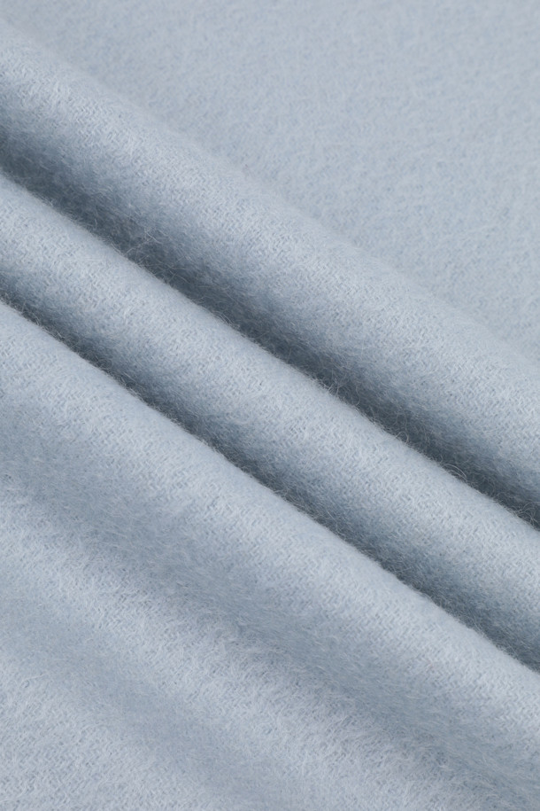 [Re-order] 캐시미어 클래식 머플러 (블루)는 남녀 모두 착용 가능한 머플러/스카프입니다. 부드러운 캐시미어 소재로 제작되어 겨울철 보온성을 높여주며, 164cm의 넉넉한 기장과 지블링 기법으로 고급스러움을 더했습니다. 무지 디자인에 프린지 장식이 더해져 클래식하면서도 모던한 스타일을 연출하며, 출근룩, 모임룩, 데이트룩 등 다양한 TPO에 활용하기 좋습니다. 가벼운 무게감으로 편안한 착용감을 선사하는 이 머플러는 미니멀, 시크 스타일에 잘 어울립니다.
