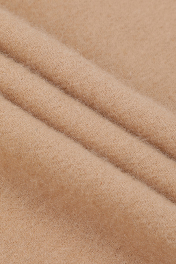 캐시미어 클래식 머플러 (Camel)는 부드러운 촉감과 뛰어난 보온성을 자랑하는 겨울철 필수 아이템입니다. 지블링 기법으로 제작되어 은은한 광택과 고급스러움을 더했으며, 164cm의 넉넉한 기장으로 다양한 스타일 연출이 가능합니다. 클래식하고 모던한 디자인으로 남녀 모두에게 잘 어울리며, 겨울 데일리룩에 따뜻함과 세련됨을 더해줍니다. 부드러운 캐시미어 소재는 편안한 착용감을 선사합니다.
