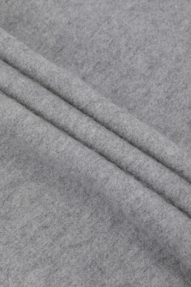 캐시미어 클래식 머플러 (그레이)는 부드러운 촉감과 가벼운 무게감으로 편안한 착용감을 선사합니다. 얇은 두께감으로 겨울철 보온성을 유지하며, 164cm의 넉넉한 기장감과 프린지 디자인으로 포인트를 더했습니다. 지블링 기법을 적용하여 고급스러운 외관을 자랑하며, 클래식하고 모던한 스타일을 연출할 수 있습니다. 겨울 데일리룩, 모임룩에 톤온톤 코디로 미니멀하게 스타일링하기 좋습니다.
