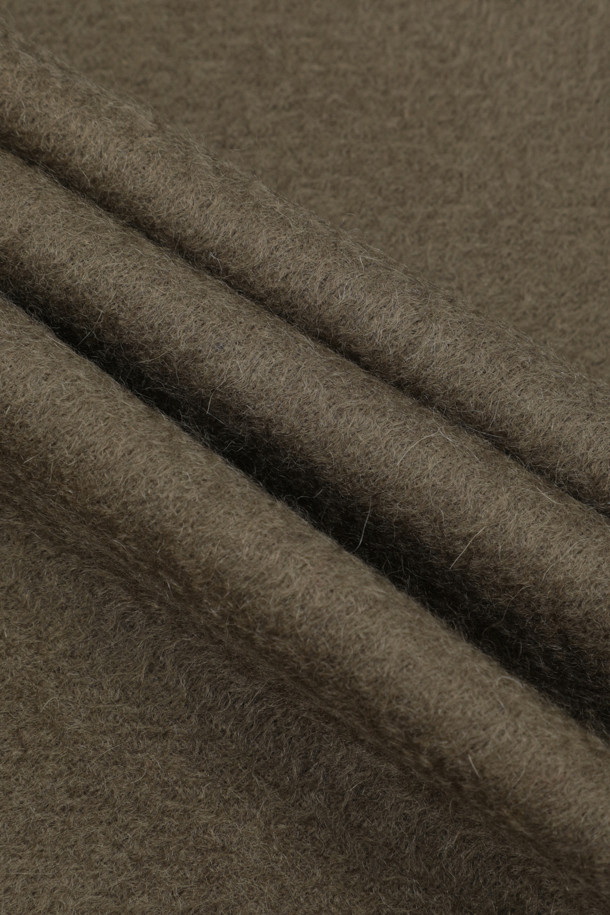 캐시미어 클래식 머플러 (올리브)는 부드러운 촉감과 뛰어난 보온성을 자랑하는 겨울철 필수 아이템입니다. 164cm의 넉넉한 기장감으로 다양한 스타일 연출이 가능하며, 지블링 기법을 통해 고급스러운 분위기를 더했습니다. 올리브 컬러의 무지 디자인으로 클래식하고 미니멀한 룩을 완성하며, 가벼운 무게감으로 편안하게 착용할 수 있습니다. 겨울 데일리룩에 우아함을 더해줄 캐시미어 머플러를 만나보세요.
