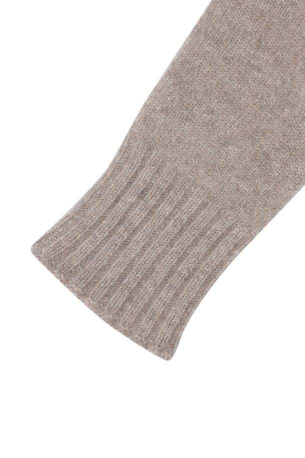 몽골산 캐시미어 100% 소재의 베이직 장갑입니다. 부드러운 촉감과 두꺼운 두께로 뛰어난 보온성을 제공하며, 가을, 겨울철 데일리 아이템으로 활용하기 좋습니다. 베이지 컬러의 무지 디자인으로 클래식하고 미니멀한 스타일을 연출합니다. 팔목 위 길이의 디자인과 립조직 손목 밴딩으로 안정적인 착용감을 선사하며, 검지 핑거홀이 있어 스마트폰 터치도 가능합니다.
