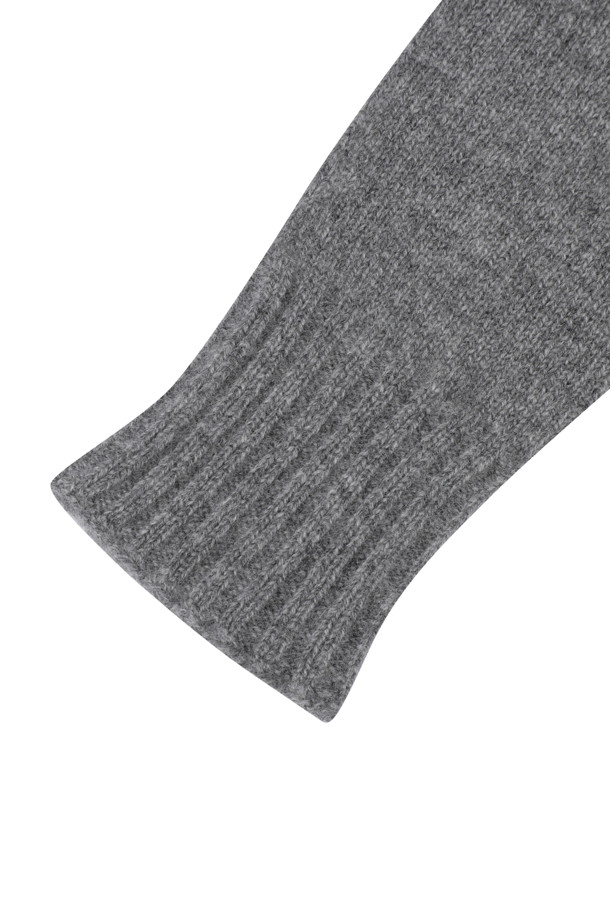 캐시미어 베이직 장갑 (그레이)는 몽골산 캐시미어 100% 소재로 제작되어 부드러운 촉감과 뛰어난 보온성을 자랑합니다. 얇은 두께감으로 답답함 없이 착용 가능하며, 손목 위 길이감과 손목 립조직으로 안정적인 핏을 선사합니다. 베이직한 디자인과 무지 패턴으로 클래식, 미니멀, 캐주얼 등 다양한 스타일과 매치하기 좋습니다. 검지 핑거홀이 있어 스마트폰 터치도 편리하며, 출근룩에 고급스러움을 더해줍니다.
