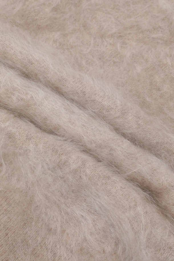 베이지 컬러의 헤어리 캐시미어 바라클라바입니다. 부드러운 촉감의 캐시미어 소재에 브러싱 처리를 더해 포근함을 높였습니다. 깊은 모자 깊이와 후드형 디자인으로 보온성을 극대화하며, 스트링으로 핏 조절이 가능합니다. 겨울철 데일리룩, 산책룩, 집콕룩 등 다양한 TPO에 활용 가능하며, 넥워머로도 사용할 수 있습니다. 미니멀, 클래식, 캐주얼 스타일을 즐겨 입는 분들께 추천합니다.
