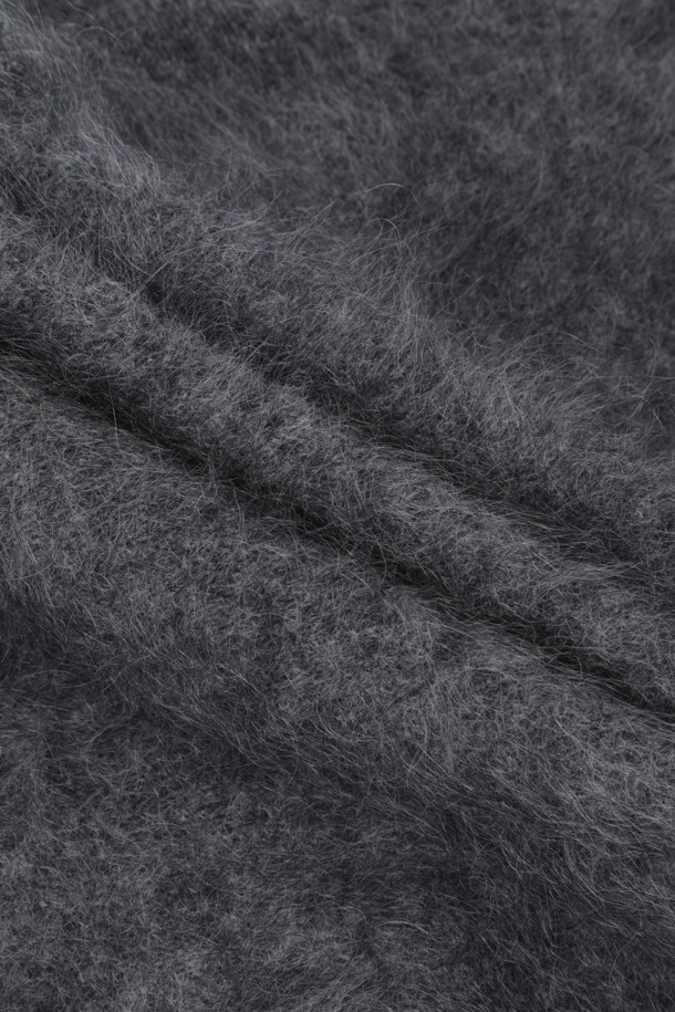 Hairy 캐시미어 바라클라바 (다크 그레이)는 겨울과 가을, 포근함과 스타일을 동시에 원하는 당신을 위한 아이템입니다. 부드러운 캐시미어 소재와 브러싱 처리로 풍성한 텍스처를 선사하며, 두꺼운 두께감으로 뛰어난 보온성을 자랑합니다. 딥한 다크 그레이 컬러와 무지 디자인은 클래식, 미니멀, 캐주얼 등 어떤 스타일에도 자연스럽게 어울립니다. 스트링 디테일로 사이즈 조절이 용이하며, 넥워머로도 활용 가능하여 실용성을 더했습니다. 쌀쌀한 날씨, 데일리룩, 산책룩, 여행룩에 따뜻함과 세련됨을 더해보세요.
