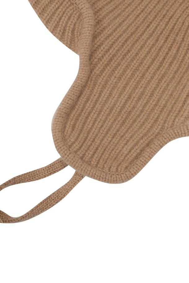 캐시미어 이어플랩 (카멜)은 부드러운 촉감의 몽골산 캐시미어 100%로 제작되어 뛰어난 보온성을 자랑하는 겨울철 필수 아이템입니다. 볼드한 골지 짜임과 턱선까지 내려오는 디자인으로 클래식, 미니멀, 캐주얼 등 다양한 스타일 연출에 용이합니다. 앞부분 접힘 디테일과 귀를 덮는 깊이로 디자인되어 따뜻함과 스타일을 동시에 잡았습니다. 차분하고 세련된 카멜 컬러는 어떤 룩에도 자연스럽게 어울립니다. 추운 겨울, 캐시미어 이어플랩 (카멜)으로 따뜻하고 멋스럽게 스타일을 완성하세요.
