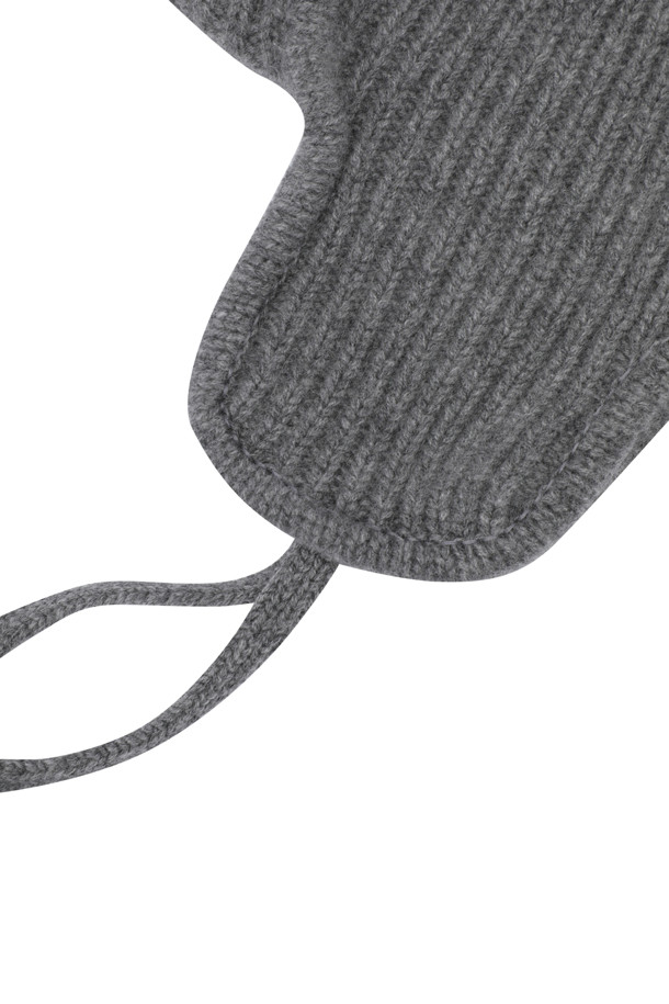 캐시미어 이어플랩 (그레이)는 부드러운 촉감과 두꺼운 두께로 따뜻함을 선사하는 겨울철 필수 아이템입니다. 귀를 완전히 덮는 디자인과 턱선까지 내려오는 길이로 보온성을 극대화하며, 앞부분 접힘 디테일이 돋보입니다. 골지 패턴과 스트링 장식이 클래식하면서도 미니멀한 스타일을 연출하여 다양한 캐주얼 룩에 매치하기 좋습니다. 공용으로 착용 가능한 디자인으로, 추운 날씨에도 스타일리시함을 잃지 않도록 도와줍니다.
