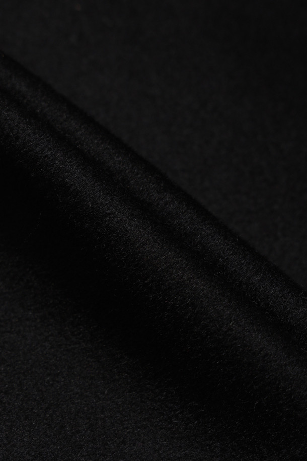 캐시미어 핸드메이드 코트 (블랙)는 가을과 겨울, 당신의 스타일을 완성해 줄 여성용 아우터입니다. 부드러운 촉감과 고급스러운 광택이 돋보이는 캐시미어 소재로 제작되었으며, 보온성이 뛰어나 추운 날씨에도 따뜻하게 착용할 수 있습니다. 베이직하고 클래식한 디자인으로 출근룩, 오피스룩, 모임룩 등 다양한 TPO에 활용 가능하며, 싱글 버튼 여밈과 레귤러핏으로 세련된 실루엣을 연출합니다. 카라와 포켓 디테일이 돋보이며, 내구성이 뛰어나 오랫동안 변함없이 즐겨 입을 수 있습니다.
