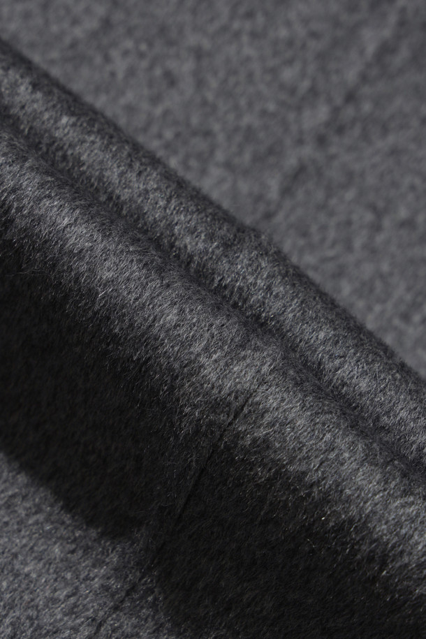 캐시미어 핸드메이드 코트 (그레이)는 가을과 겨울, 일상에서 세련된 스타일을 연출하는 여성용 코트입니다. 부드러운 촉감의 캐시미어 소재로 제작되어 고급스러운 외관과 가벼운 착용감, 뛰어난 보온성을 자랑합니다. 레귤러 핏에 싱글 버튼 여밈 방식, 무지 디자인으로 미니멀하고 베이직한 스타일을 완성합니다. 오피스룩, 출근룩, 모임룩 등 다양한 TPO에 활용 가능하며, 클래식, 미니멀, 시크한 무드를 연출합니다. 포켓과 카라 디테일이 돋보이는 핸드메이드 코트로, 당신의 겨울 스타일을 더욱 돋보이게 해 줄 것입니다.
