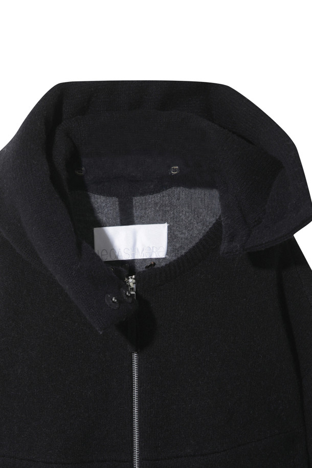 블랙 컬러의 더블페이스 재킷으로, 가을과 겨울 시즌에 당신의 스타일을 완성해 줄 여성용 아우터입니다. 울과 캐시미어 혼방 소재로 제작되어 부드러운 촉감과 뛰어난 보온성을 제공하며, 두꺼운 두께감으로 포근하게 착용할 수 있습니다. 미니멀하고 베이직한 디자인으로 출근룩, 모임룩 등 다양한 TPO에 활용 가능하며, 오버핏 실루엣과 큼직한 후드, 밑단 스토퍼, 동그란 소매 라인이 특징입니다. 집업과 스냅 버튼 여밈 방식으로 편안하게 착용할 수 있으며, 크롭 기장으로 세련된 스타일을 연출합니다.
