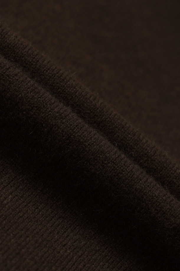 몽골산 캐시미어 100% 소재의 Tie-waist 스커트(브라운)입니다. H라인 핏으로 미니멀하고 클래식한 분위기를 연출하며, 부드러운 촉감과 두꺼운 두께로 겨울철에도 따뜻하게 착용할 수 있습니다. 랩 스타일의 디자인에 스카프 패널과 매듭 디테일이 더해져 세련된 포인트를 줍니다. 뒷트임이 있어 활동성을 높였으며, 오피스룩, 모임룩, 데이트룩 등 다양한 TPO에 활용 가능합니다. 시크한 스타일을 선호하는 여성분들께 추천합니다.
