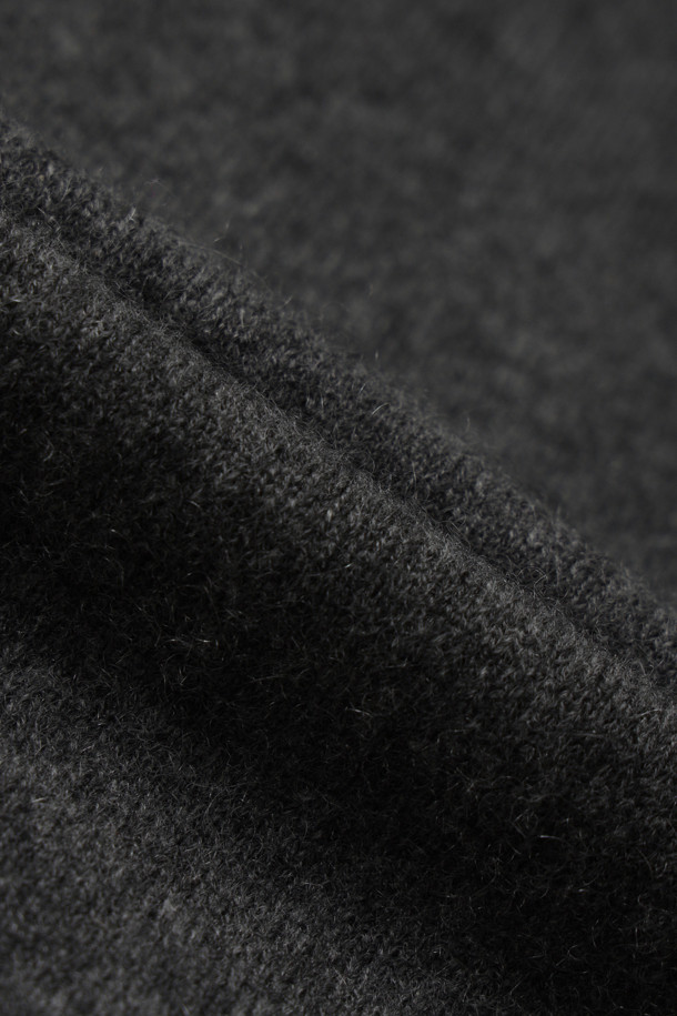 캐시미어 소재의 타이 웨이스트 스커트 (그레이)입니다. 부드러운 촉감과 보온성을 갖춘 두꺼운 두께로 겨울철에도 따뜻하게 착용할 수 있습니다. H라인 핏에 무지 패턴으로 미니멀하고 베이직한 스타일을 연출하며, 스카프 패널과 매듭 디테일이 포인트입니다. 뒷트임으로 활동성을 더했으며, 출근룩, 오피스룩, 모임룩 등 다양한 TPO에 클래식, 미니멀, 시크한 분위기를 더해줍니다. 레귤러핏으로 편안하게 착용 가능합니다.
