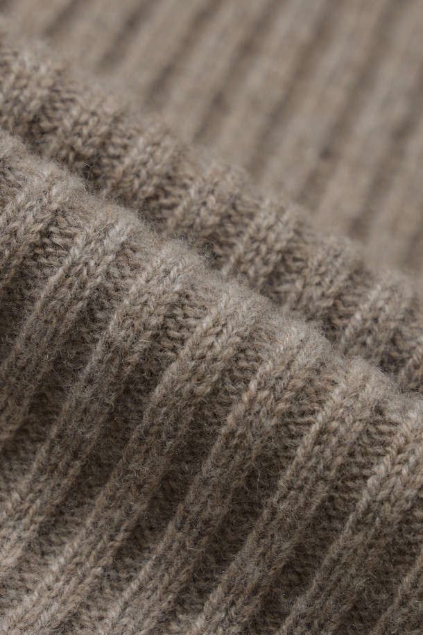 캐시미어와 울 혼방 소재로 부드러운 촉감이 돋보이는 "청키 와이드 팬츠" 베이지 컬러입니다. 탄탄한 골지 짜임과 루즈핏으로 편안하면서도 고급스러운 실루엣을 연출합니다. 와이드 핏에 두꺼운 두께감으로 가을, 겨울 시즌 따뜻하게 착용할 수 있으며, 밴딩 처리로 체형에 구애 없이 편안하게 즐길 수 있습니다. 데일리룩, 집콕룩, 라운지웨어 등 다양한 TPO에 활용 가능하며, 클래식, 미니멀, 캐주얼 스타일 모두 소화 가능한 베이직 아이템입니다.
