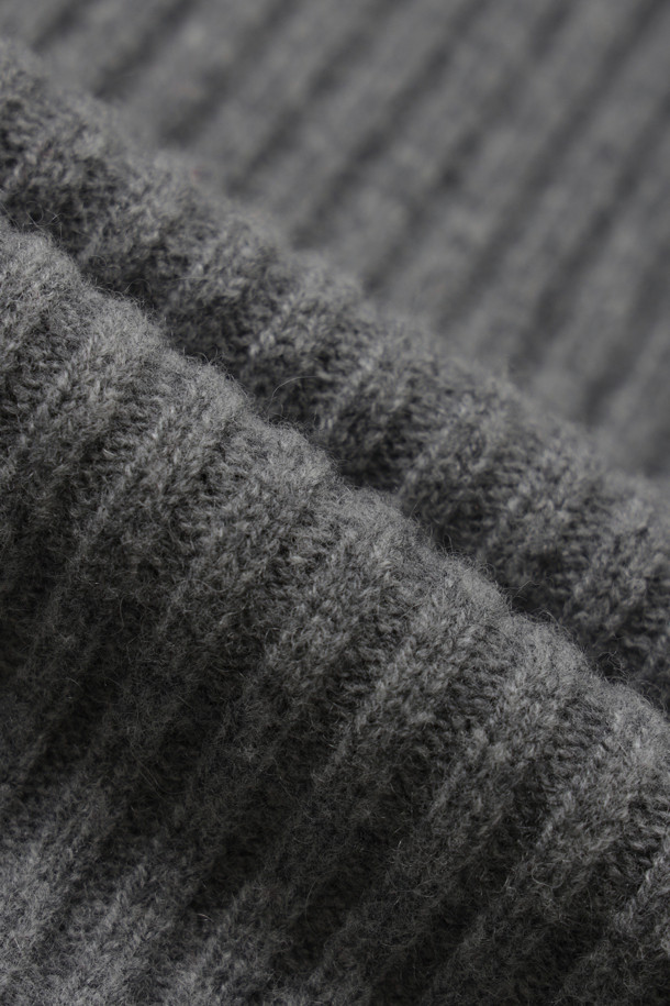 Chunky Wide Pants (Grey)는 부드러운 촉감의 울 캐시미어 혼방 소재로 제작되어 가을과 겨울, 데일리 및 라운지웨어로 활용하기 좋은 여성용 니트 팬츠입니다. 톤 다운된 그레이 컬러의 무지 디자인으로 베이직하고 캐주얼한 스타일을 연출하며, 넉넉한 루즈핏 와이드 실루엣이 특징입니다. 밀도 있는 짜임과 탄탄한 편직으로 두꺼운 두께감을 자랑하며, 집콕룩이나 겨울 데일리룩에 편안함과 스타일을 더합니다. 청키 스웨터와 셋업으로 착용하여 더욱 완성도 높은 룩을 연출할 수 있습니다. 밴딩 처리로 편안한 착용감을 제공합니다.
