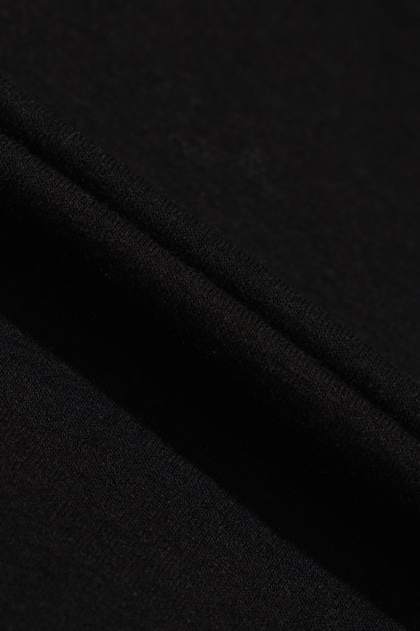 [Re-order] 베이스 레이어 라운드 (블랙)는 사계절 활용 가능한 공용 베이스 레이어입니다. 슬림핏으로 제작되었으며, 라운드넥과 긴소매 디자인으로 일상, 출근룩, 미니멀, 클래식, 캐주얼 스타일 모두에 잘 어울립니다. 라이오셀, 울, 폴리우레탄 혼방 소재로 제작되어 얇지만 보온 및 신축성을 제공하며, 부드러운 촉감을 자랑합니다. 레이어드하여 다양한 스타일 연출이 가능하며, 무지 디자인으로 어떤 옷에도 쉽게 매치할 수 있습니다.
