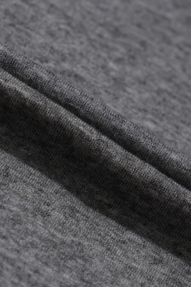 [Re-order] 베이스 레이어 라운드 (그레이)는 부드러운 촉감의 슬림핏 긴소매 베이스 레이어입니다. 라이오셀, 울, 폴리우레탄 혼방 소재로 제작되어 봄, 가을, 겨울 시즌에 보온성을 제공합니다. 라운드넥 디자인의 무지 스타일로, 일상복뿐만 아니라 출근룩, 여행룩 등 다양한 TPO에 활용 가능합니다. 미니멀, 클래식, 캐주얼 스타일을 즐기는 분들께 적합하며, 레이어드하여 더욱 폭넓게 활용할 수 있습니다.
