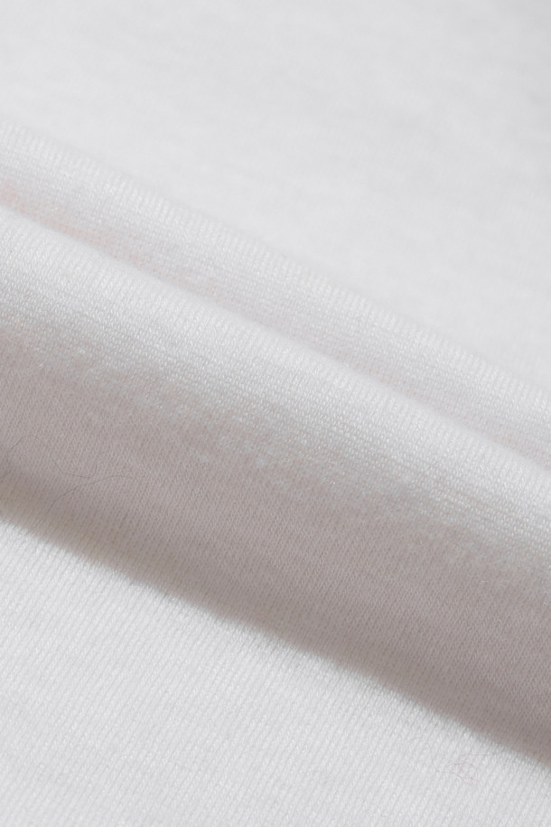 [Re-order] 베이스 레이어 라운드 (화이트)는 미니멀하고 클래식한 스타일을 추구하는 분들을 위한 사계절용 베이스 레이어입니다. 라이오셀, 울, 폴리우레탄 혼방 소재로 제작되어 부드러운 촉감과 슬림핏을 제공하며, 보온성과 신축성이 뛰어납니다. 라운드넥, 긴소매 디자인에 얇은 두께로 제작되어 레이어드하여 다양한 스타일을 연출할 수 있습니다. 무지 디자인의 화이트 컬러로 어떤 옷에도 매치하기 용이하며, 일상에서 편안하게 착용하기 좋습니다.
