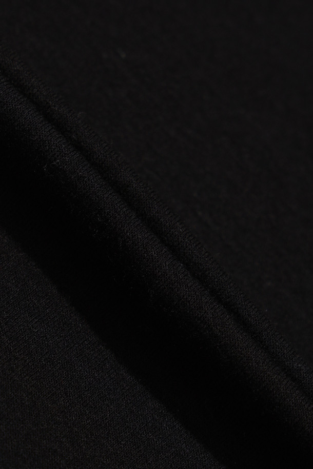 [Re-order] 베이스 레이어 터틀넥 (블랙)은 부드러운 촉감과 보온성을 갖춘 여성용 터틀넥입니다. 라이오셀, 울, 폴리우레탄 혼방 소재로 제작되어 얇지만 따뜻하게 착용할 수 있습니다. 베이직한 스타일과 레귤러 핏으로 어떤 옷에도 레이어드하기 좋으며, 겨울철 데일리룩에 활용하기 좋습니다. 블랙 컬러의 무지 디자인으로 미니멀하고 클래식한 분위기를 연출합니다. 긴 소매 기장의 터틀넥으로, 추운 날씨에도 따뜻하고 편안하게 스타일을 완성할 수 있습니다.
