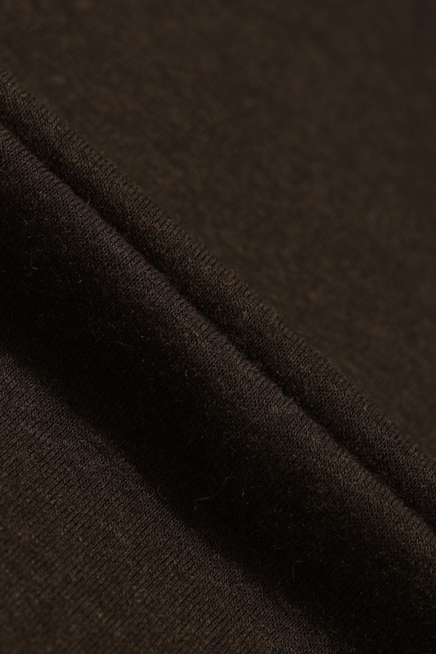 부드러운 촉감의 베이스 레이어 터틀넥 (브라운)입니다. 라이오셀, 울, 폴리우레탄 혼방 소재로 제작되어 얇지만 뛰어난 보온성을 제공합니다. 겨울철 데일리룩 또는 집콕룩에 활용하기 좋으며, 미니멀, 클래식, 캐주얼 등 다양한 스타일 연출에 용이합니다. 레귤러핏으로 편안하게 착용 가능하며, 레이어드하여 더욱 따뜻하게 입을 수 있습니다.
