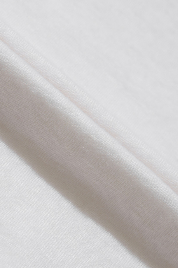 베이스 레이어 터틀넥 (화이트)는 겨울철 데일리룩과 출근룩에 활용하기 좋은 베이직 스타일의 터틀넥입니다. 라이오셀, 울, 폴리우레탄 혼방 소재로 제작되어 부드러운 촉감과 뛰어난 보온성을 제공합니다. 깔끔한 무지 디자인과 긴 소매 기장으로 다양한 스타일의 레이어드 연출이 가능합니다. 미니멀, 클래식, 캐주얼 등 어떤 스타일에도 잘 어울리는 활용도 높은 아이템입니다. 겨울철 따뜻하고 포근하게 몸을 감싸주는 베이스 레이어 터틀넥을 만나보세요.
