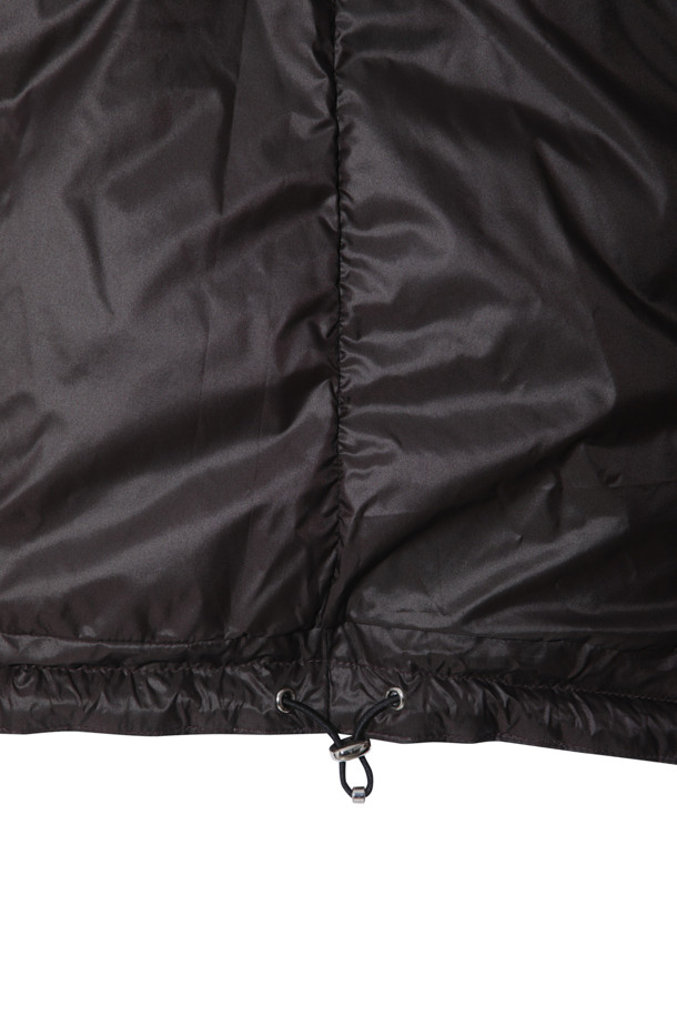 캐시미어 점퍼 (브라운)는 여성 고객을 위한 아우터 점퍼입니다. 가을과 겨울, 일상과 출근, 모임 자리에서 고급스러우면서도 클래식한 스타일을 연출할 수 있습니다. 부드러운 촉감의 캐시미어와 나일론 혼방 소재로 제작되었으며, 두꺼운 두께감으로 보온성을 높였습니다. 프랑스산 안감과 후드 및 밑단 스토퍼, 구스다운 충전재(솜털 80%, 깃털 20%)는 뛰어난 기능성을 제공합니다. 긴 소매, 레귤러핏에 집업 방식으로 편안하게 착용할 수 있습니다.
