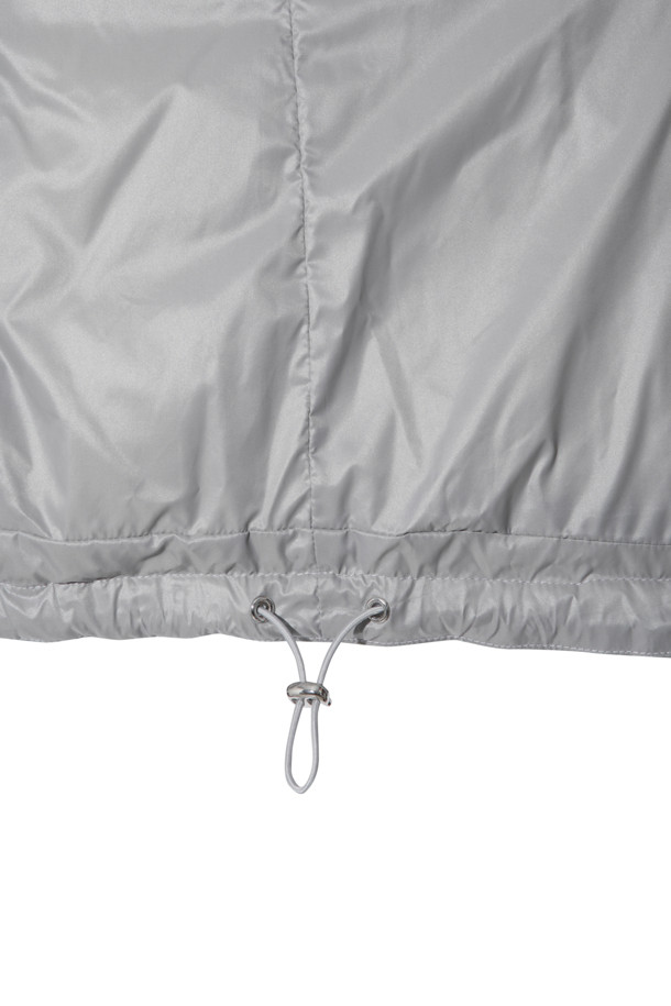 라이트 그레이 컬러의 캐시미어 점퍼는 여성 고객을 위한 겨울철 필수 아이템입니다. 미니멀하고 클래식한 스타일로, 출근룩과 모임룩에 모두 잘 어울립니다. 부드러운 촉감의 캐시미어, 나일론 혼방 소재에 두꺼운 두께감으로 따뜻함을 선사하며, 긴 소매와 레귤러핏으로 편안한 착용감을 제공합니다. 후드와 밑단 스토퍼 조절이 가능하며, 구스다운 충전재(솜털 80%, 깃털 20%)와 나일론 안감으로 보온성을 높였습니다. 
